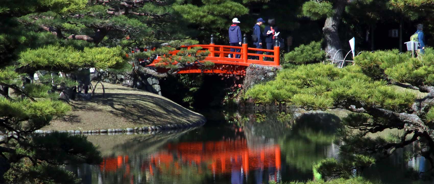 Painted arched bridge – Ritsurin Gardens