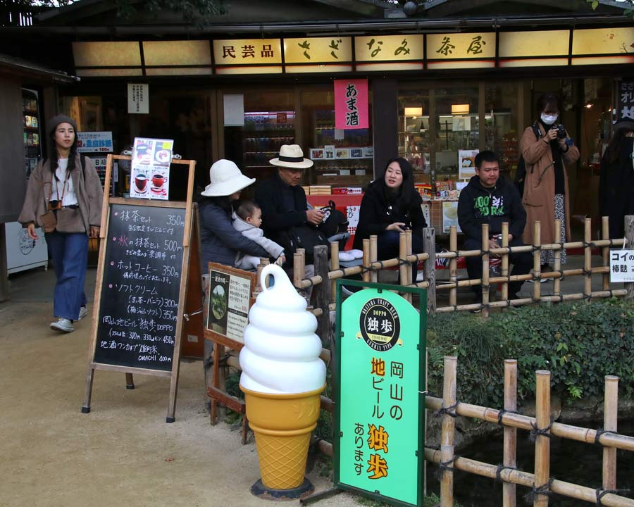 One of several refreshment stalls within the Gardens - Korakuen