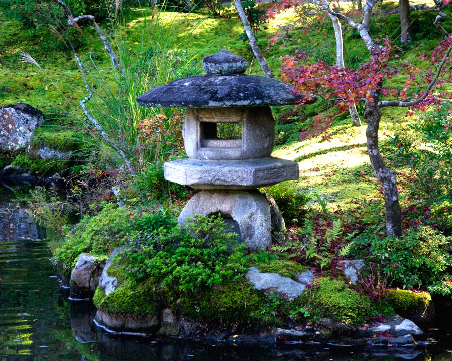 Isuien Garden - Front Garden, lantern by lake