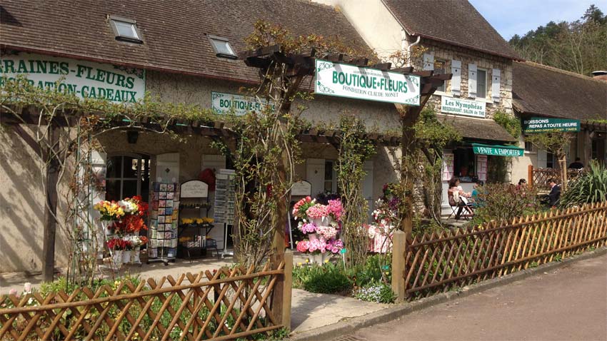 Cafe and shop at rear of garden sell snacks and serves great lunches - Giverny - Monet's Garden